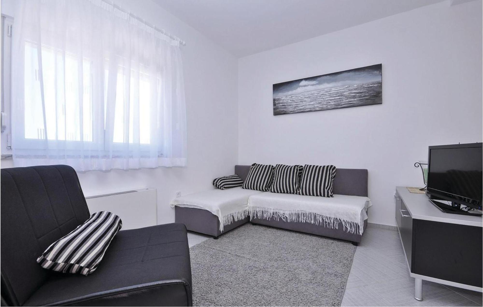 1 Bedroom Cozy Apartment In Bibinje Eksteriør bilde